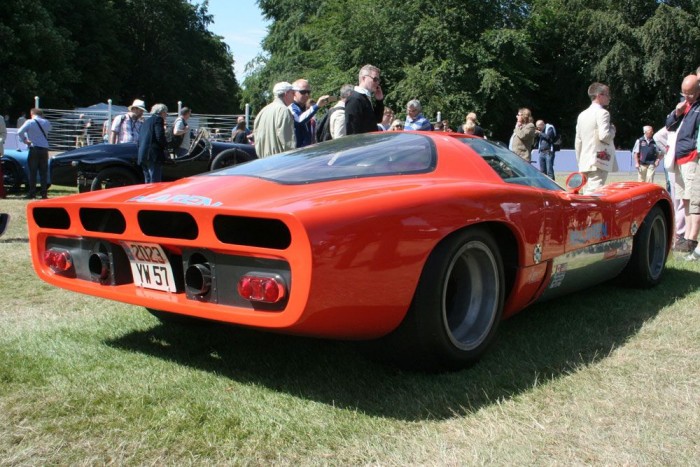 Benzin pezsgővel 5 Ahogy előző cikkünkben látták, egykor a Ford kéz a kézben a McLarennel gyűjtötte a babérokat. Amikor Bruce McLaren a 60’-as évek végén a fejébe vette, hogy megépíti a világ leggyorsabb középmotoros autóját, mégis a Chevrolet-tól szerzett be egy 500 lóerő fölé piszkált V8-ast, amely mellé ötfokozatú Hewland-váltót szerelt