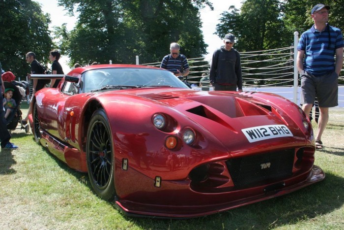 Benzin pezsgővel 11 1999-ben gyártották a TVR Cerbera Speed 12-t. Az orrát 7,7 literes, 840 lóerős blokk húzta az aszfaltra