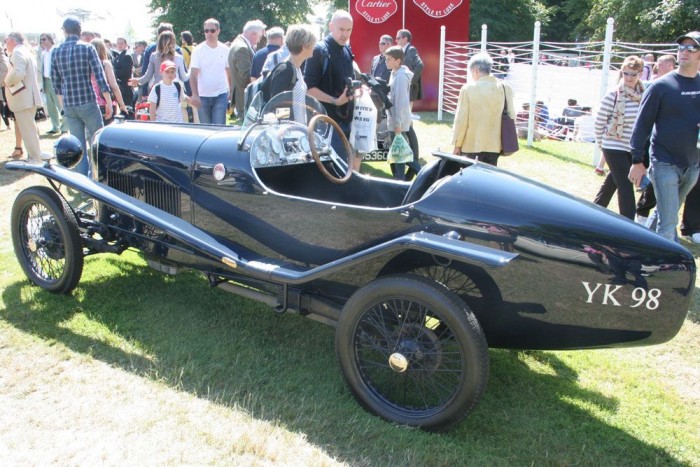 Benzin pezsgővel 14 Menjünk kicsit vissza az időben, csak, hogy megmutassam, 1925-ben milyen hátsó volt a menő. Ez Itt egy Amilcar CGS