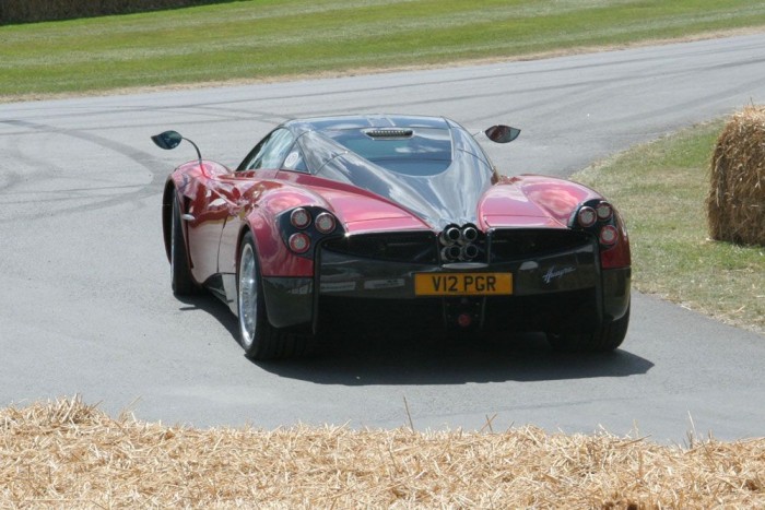 Benzin pezsgővel 21 A Pagani valahogy mégis szimpatikusabb, leginkább a Huayra-előd Zonda. Azért ennek V12-es Mercedes-motorja is brutálisan szólt
