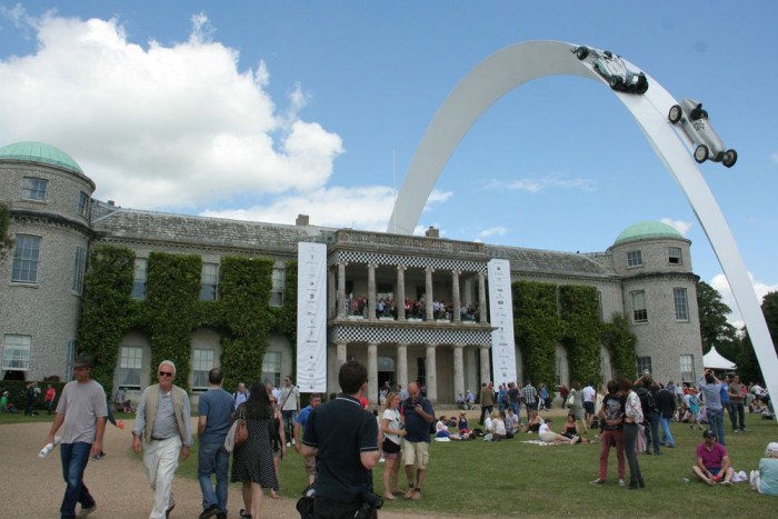 Benzin pezsgővel 28 | Vezess Egyesek maguk hoztak otthonról halas szendvicset, és lehevertek a kastély főbejárata elé