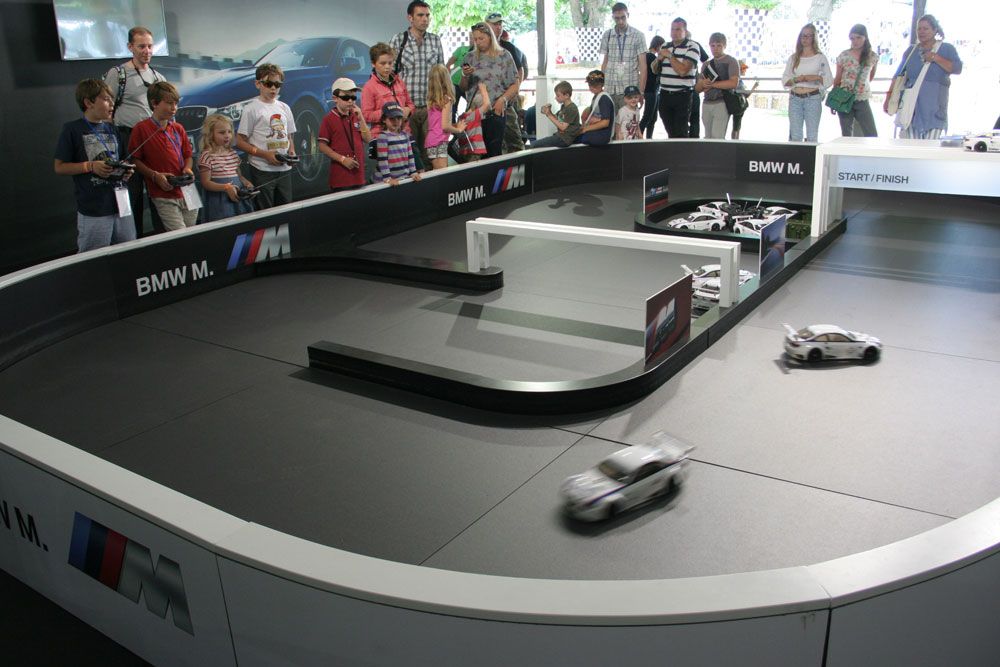 A BMW-nél gyerkőcök játszhattak távvezérlős autókkal