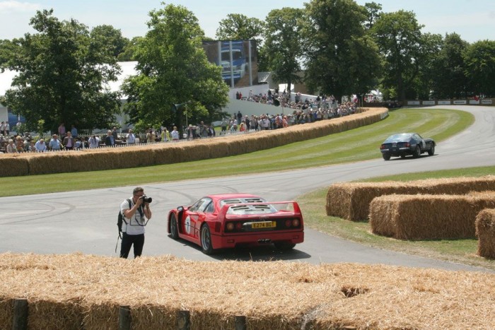 Benzin pezsgővel 21 | Vezess És akkor Chris Evans elképesztő gyűjteményének F40-ese kezdett ordítani a jobbomon