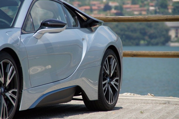 Kipróbáltuk a BMW új álomautóját 8 | Vezess Tetszenek látni a valójában elkeskenyedő fart a kitolt kerekek és a felső spoilerek között, ugye?