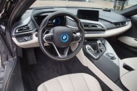 Egyszerre hozza a BMW-s, a sportos, a luxus- és a high-tech hangulatot a kabin