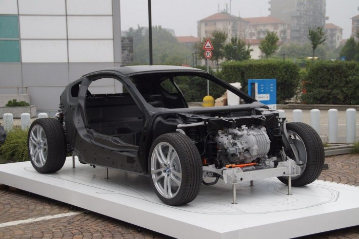 Kipróbáltuk a BMW új álomautóját 9 | Vezess Alul aluváz, rajta karbonkasztni