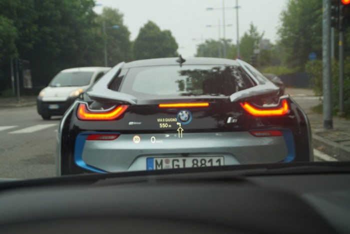 Kipróbáltuk a BMW új álomautóját 8 HUD-on át néztük a többi tesztautó futurisztikus farát a bemutatón: mint egy számítógépes akciójáték