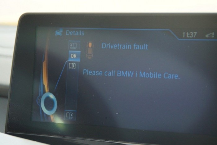 Kipróbáltuk a BMW új álomautóját 17 | Vezess Kaptunk egy ilyen hibaüzenetet, de egy leállítás-beindítás megoldotta a problémát