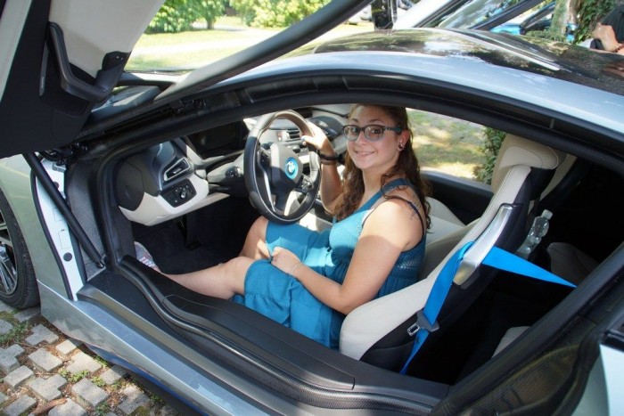 Kipróbáltuk a BMW új álomautóját 11 | Vezess Szoknyában kihívás beszállni, de a lány szerint megérte