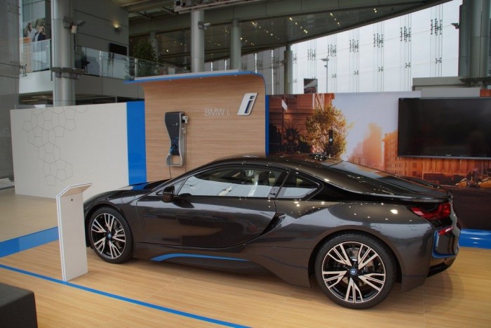 Kipróbáltuk a BMW új álomautóját 11 Bambuszpadlón áll az i8 a milánói BMW-szalonban, ez is a környezettudatosságot sulykolja a látogatókba