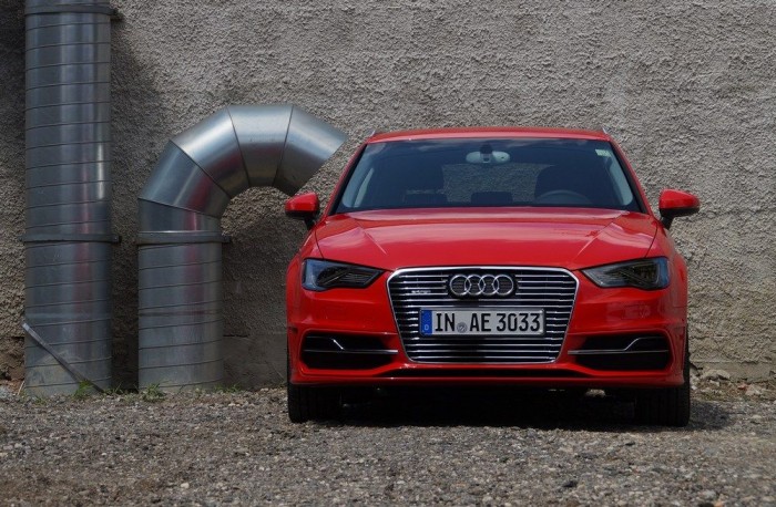 A legpatentebb hibridautó 86 Alig különbözik a TDI vagy TSI A3-tól, csak a picit fémesebb hűtőmaszk és a néhány E-tron felirat mutatja, hogy mi van a lemezek alatt