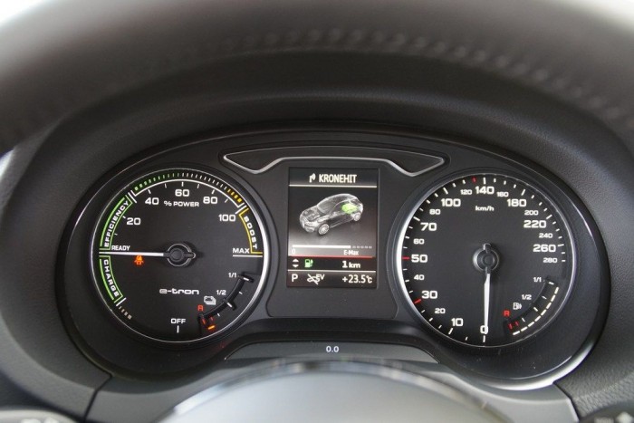 Teljesítménymérő a fordulatszámmérő helyén, negatív tartománnyal, a visszatöltés kijelzésére