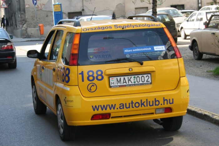 Éljük túl a nyaralást! 2 Motorolaj és hűtőfolyadék nélkül a legjobb autó sem működik. Szánjunk egy órát az autó felkészítésére, nem jó, ha csak a sárga angyalban bízhatunk