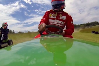F1: Így csapat Räikkönen fűnyíróval - videó