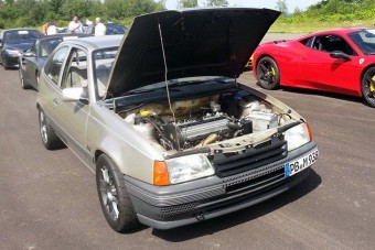 Ferrarit uzsonnázik, Porschéval öblöget a Kadett