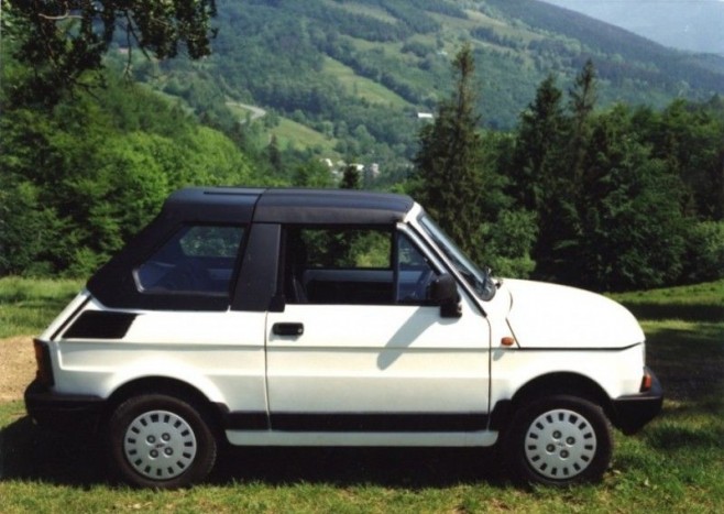 Polski Fiat 126p kabrió Bosmal tetővel. Nem találtunk róla sok infót, de ízléses darabnak tűnik a képek alapján. 