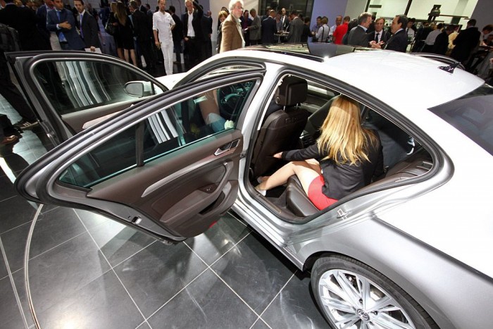 Ültünk az új Passatban 12 | Vezess Szinte 90 fokban nyílik a hátsó ajtó. Ide nem nehéz beülni.