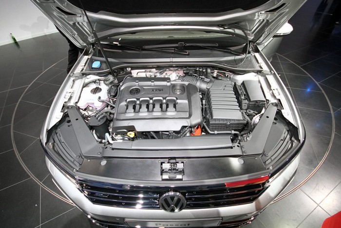 Ültünk az új Passatban 9 | Vezess Zsúfolt motortér