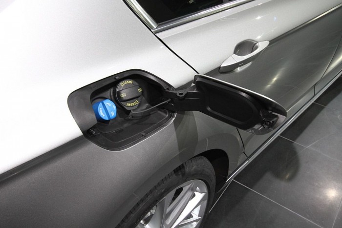 Ültünk az új Passatban 13 | Vezess Add Blue betöltő lyuk a gázolajcsonk szomszédságában