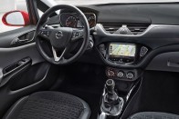Nagyon hasonlít az új Opel Corsa műszerfala az Opel Adaméra. Ugyanúgy a felső részét borítja puha műanyag, de más a szellőzőnyílások formája, eltérő a kormány, és a műszerek közös belső keretet kaptak (az Adamban a két nagy műszert két külön cső övezi). A középkonzol egy az egyben egyezik