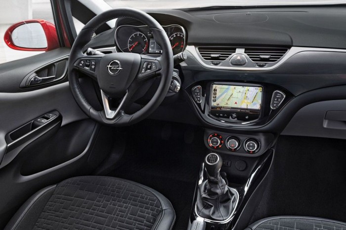 Itt az új Opel Corsa! 8 | Vezess Nagyon hasonlít az új Opel Corsa műszerfala az Opel Adaméra. Ugyanúgy a felső részét borítja puha műanyag, de más a szellőzőnyílások formája, eltérő a kormány, és a műszerek közös belső keretet kaptak (az Adamban a két nagy műszert két külön cső övezi). A középkonzol egy az egyben egyezik