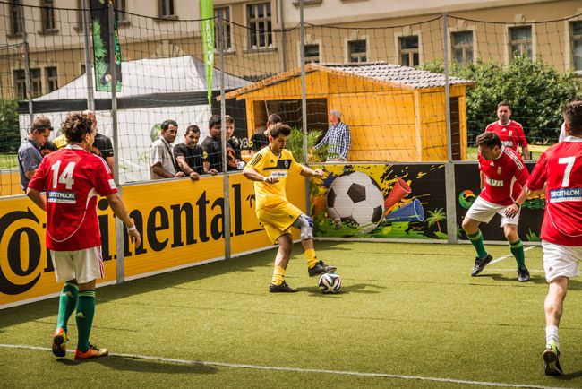 Biztonságiöv-szimulátor focimeccsek mellé