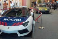 Két olasz csődörrel gazdagodott Kuala Lumpur rendőrsége. A Lamborghinik elvileg sztrádamunkások lesznek, de a pontos feladatkörről nincs információnk.