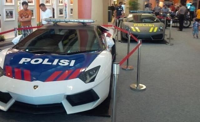 Két olasz csődörrel gazdagodott Kuala Lumpur rendőrsége. A Lamborghinik elvileg sztrádamunkások lesznek, de a pontos feladatkörről nincs információnk.