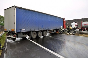 A nap képe: keresztbe állt egy kamion az M3-ason