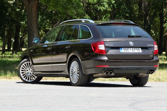 A mindent tudó Superb 6 | Vezess Városban sem kényelmetlen ez a méret