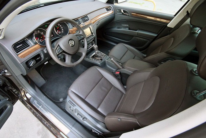 A mindent tudó Superb 8 | Vezess Elképesztő helykínálat, tisztességes belsőépítészet