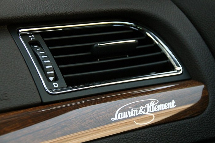 A mindent tudó Superb 12 | Vezess Intarziás díszítés