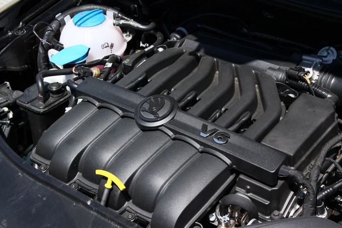 A mindent tudó Superb 9 | Vezess Műanyag útvesztő a motortérben