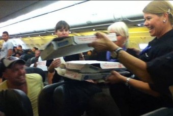 Pizzát rendelt az egész gépnek a pilóta