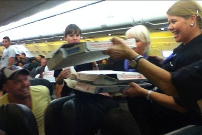 Pizzát rendelt az egész gépnek a pilóta