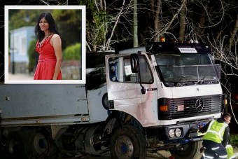 Kamion gázolta el a gyermekével játszó anyát