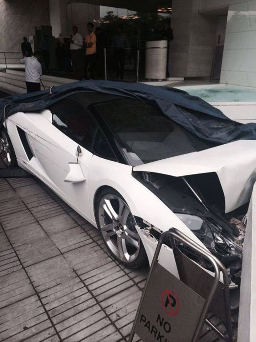 Betonfalnak csapta  a Lamborghinit a parkolófiú 4