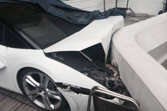 Így zúz Lamborghinit a parkolófiú
