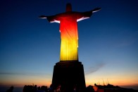 Nagyjából német színekben a riói Krisztus-szobor. De a fekete-piros-arany (schwarz-rot-gold) sorrendet nem sikerült eltalálni