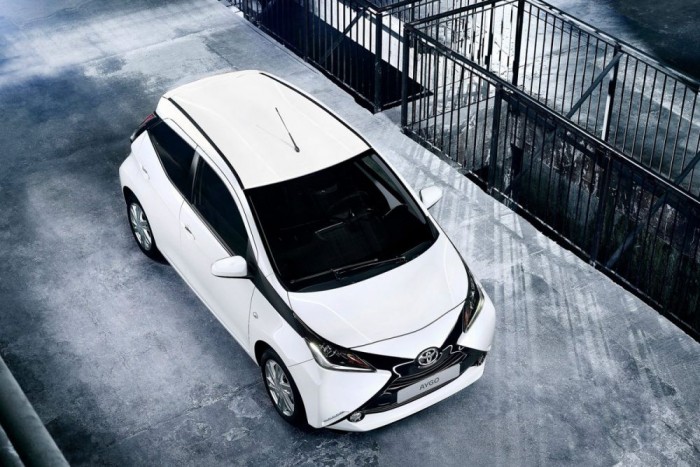 Top 10: A legolcsóbb autók 7 | Vezess 9. Toyota Aygo x - 2 695 000 Ft. Egy vadonatúj típus is befért az áttekintésbe, persze nem a zseniális harmonikatetővel. A PSA Peugeot Citroën és a Toyota hármas ikreit ismét a Toyota tervezte, gyártásuk a közös csehországi üzemben folyik. Az Aygo vezetéséről itt olvashatók tapasztalataink