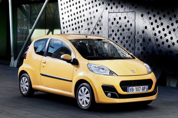 Top 10: A legolcsóbb autók 9 | Vezess 7. Peugeot 107 1,0 Access 2 615 000 Ft. Mivel a Chevrolet Sparkból a Chevy európai kivonulása miatt már nincs hazai raktárkészlet, a kifutó 107 következik a sorban. Ez erősen elméleti lehetőség, mivel raktárkészleten aligha van belőle légkondi nélküli alapmodell. A csekély kereslet és a 208-cal megegyező ár miatt utódját nem is forgalmazza majd az importőr