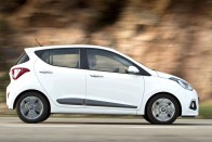 6. Hyundai i10 1,0 Life - 2 499 000 Ft. 66 LE Örömteli, hogy a városi mini biztonsági felszereltsége a 2,5 milliós alatti ársáv ellenére is teljes. Menetstabilizáló elektronika mellett első, oldalsó és függönylégzsákok is alapáron járnak hozzá, ami akárcsak 5-6 éve is valószerűtlennek tűnt egy magyarországi alapmodell esetében