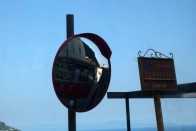 Ez a buszmegálló már gazdagon kitáblázottnak számít Amalfi térségében