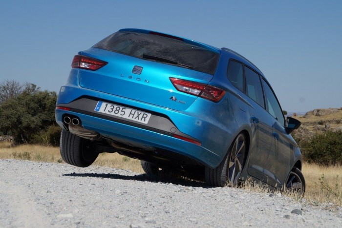 52 évesek, a 4×4-es SEAT kombi nektek készült! 55 Technikailag ugyanazt megcsinálja, mint egy korszerű SUV, csak a kis hasmagasság gátolja a terepjárást
