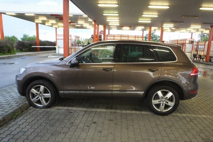 Autók közé rejtette a lopott kocsit 5