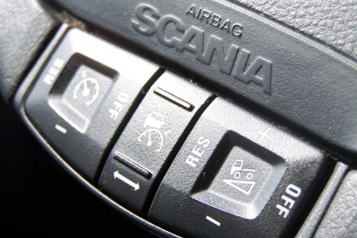 Országúti csúcsragadozó 7 | Vezess A kormányon több kapcsoló is található, így vezetés közben nem kell ide-oda nyúlkálni