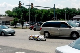 Az útra zuhant a holttest egy hullaszállítóból