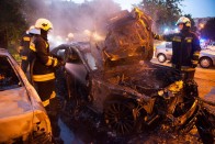 Felgyújtottak egy BMW 730i-t hétfőre virradó éjjel Nagykanizsán, a tűz két másik autóra is átterjedt.