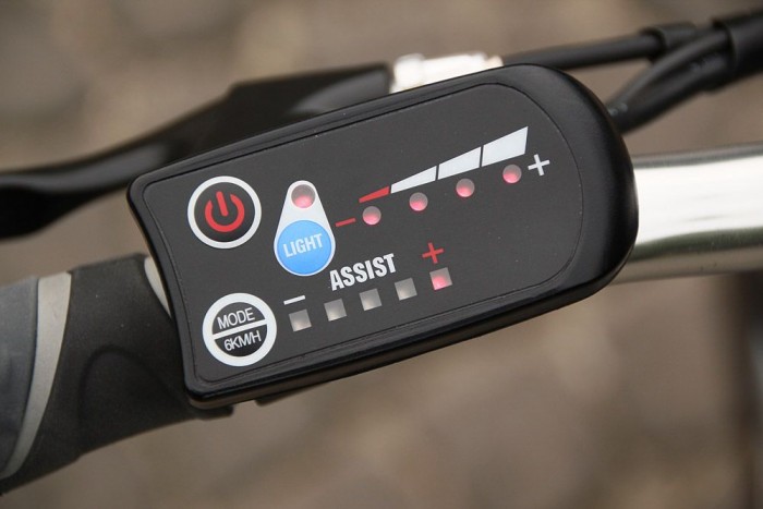 Egyszerű darab a vezérlőegység, a rásegítés négyféle erősségű lehet. Innen kapcsolható a világítás is