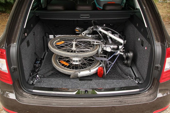 Összecsukva nemcsak ekkora autó hátuljában fér el vidáman a bringa